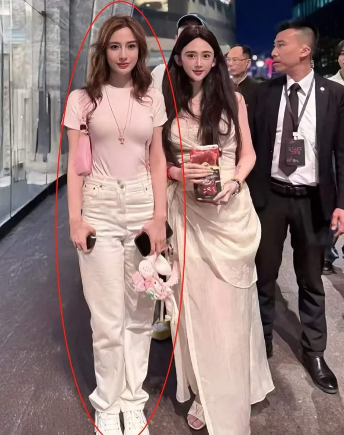 网红脸也是有高低之分的，杨颖就这脸比旁边那个科学怪人好看多了，正常多了……

虽