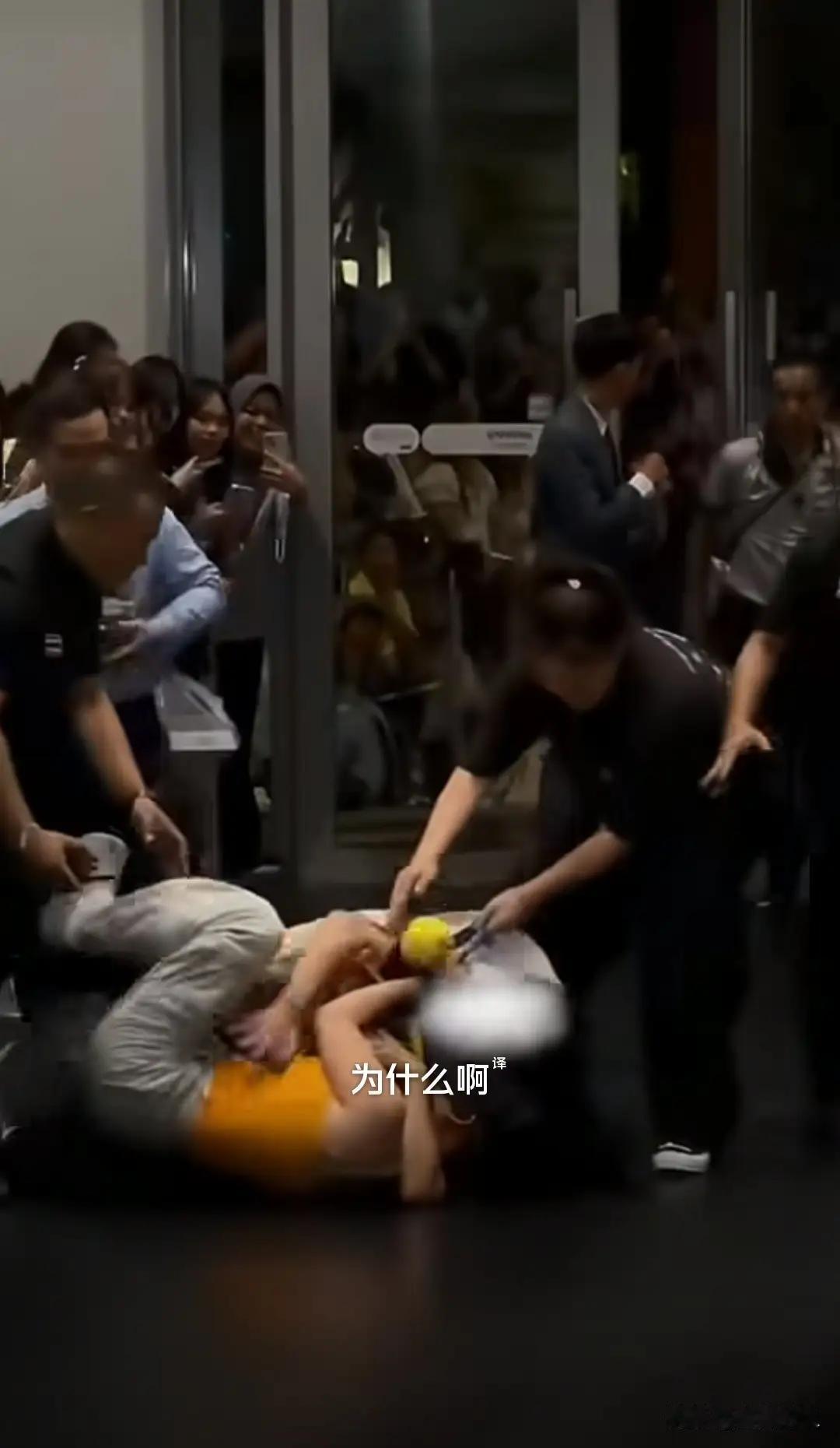中国女粉丝到泰国追星被打登上头条，她就是为了看这两张脸吗。
事情起因
她后面的泰