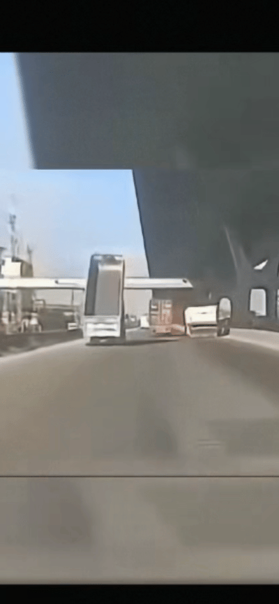 泰国的天桥就这样被撞塌了！
18号上午9点多，在北榄府，一个行驶的自卸卡车车斗上