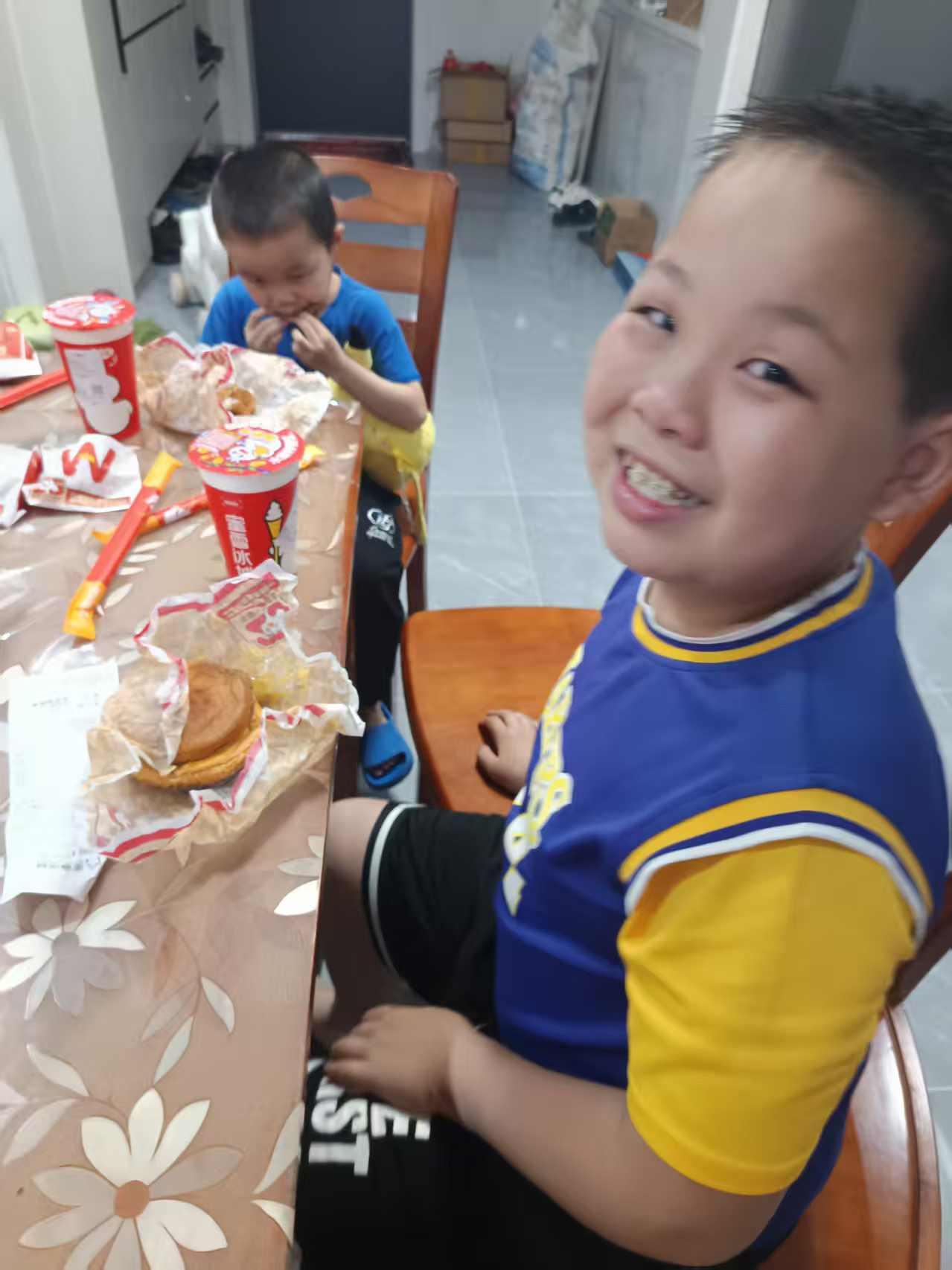 记录孩子们的日常 孩子吃汉堡的快乐 小孩乘坐电梯