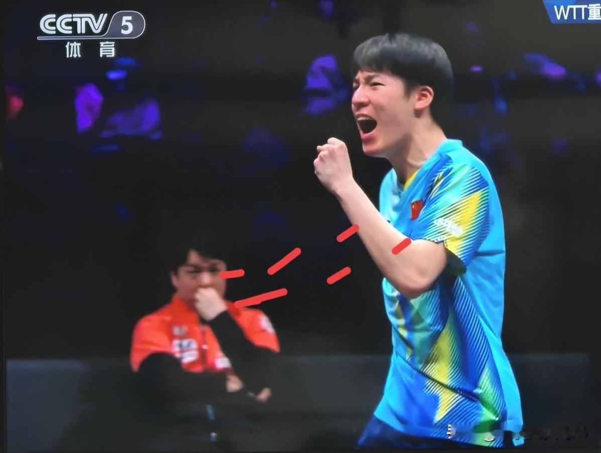 看小温把老岸川给“欺负”成了什么样子:
老岸川萎靡在那里，
左手拳握托着下巴，