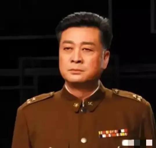 新中国成立后，中央原本安排傅作义担任中央人民政府军事委员会委员，行政三级，级别已