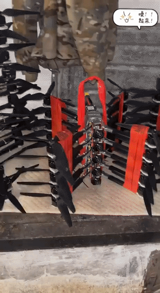 根本用不完。俄军前线某个营地，无人机操作小组的储备库放满了穿越机，大概有百把架，