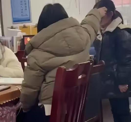 打人老师被开除！教育局这次干得漂亮
 
学生在学校遭老师殴打，这事搁谁家长身上都