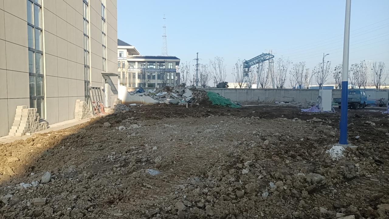 我记得曾经的自己，总是相信只要努力，就一定能迎来光明。可是，现实告诉我，努力不一