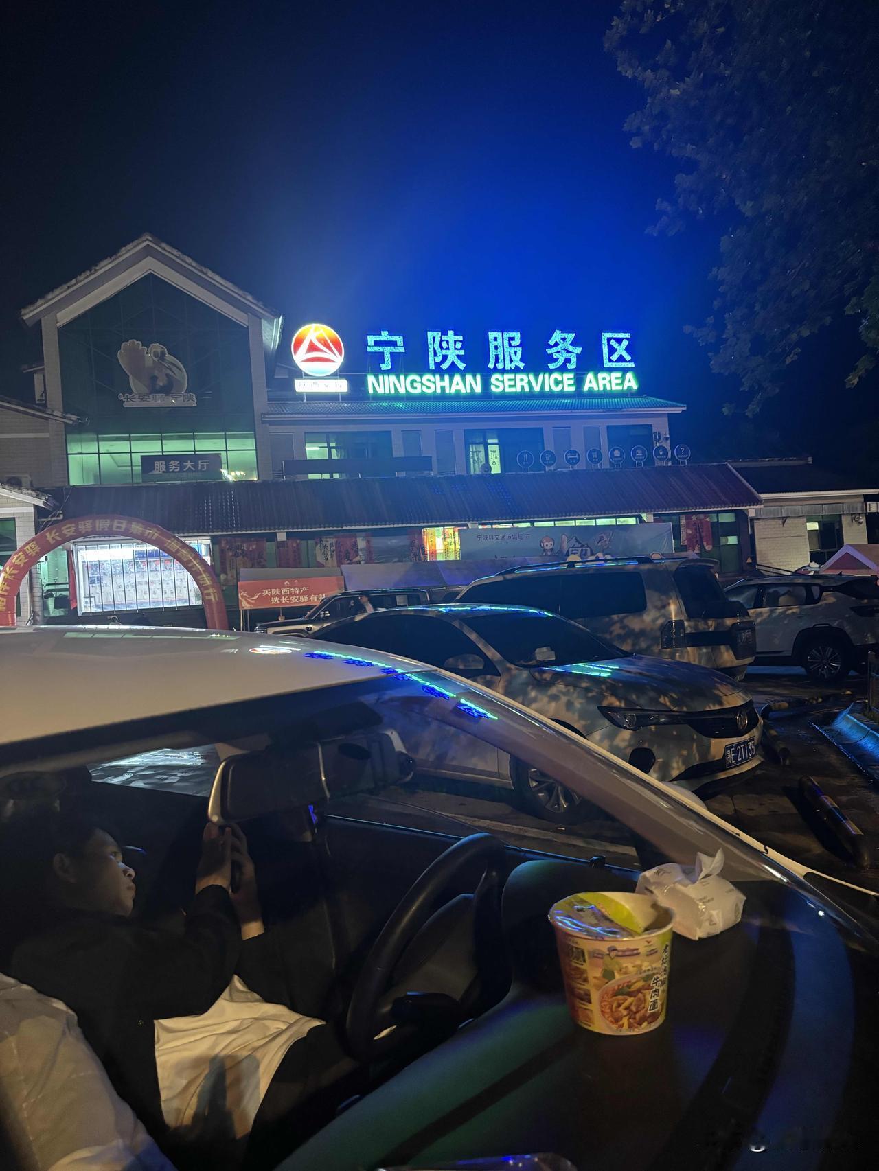 昨晚遇到一件奇葩事情，一男子在服务区休息，开车走时不小心竟然把自己妻子丢在这个服