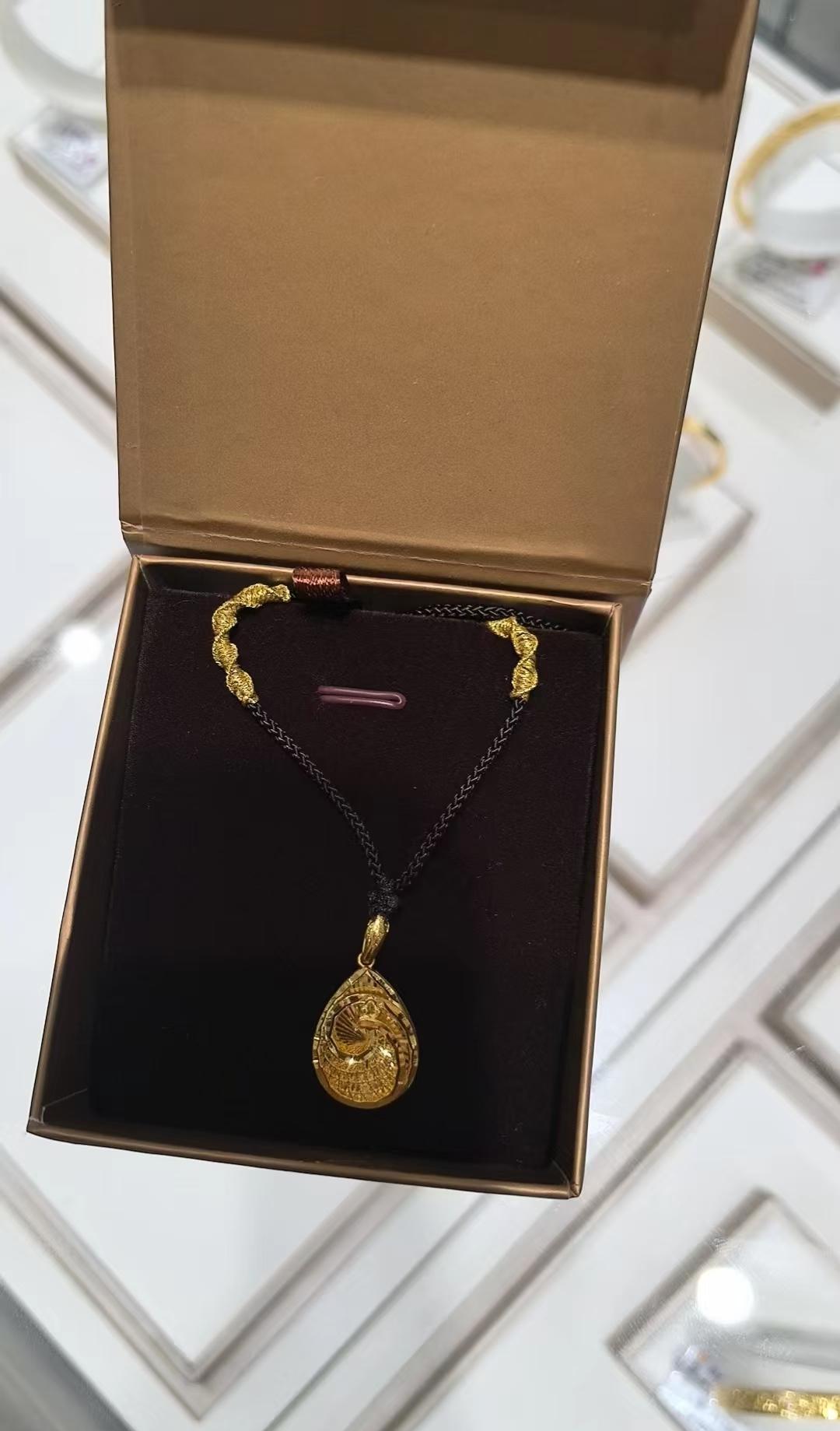 7830块，5克金。
老公脸都绿了，骂我交智商税。
他没错。
金价500多，周大