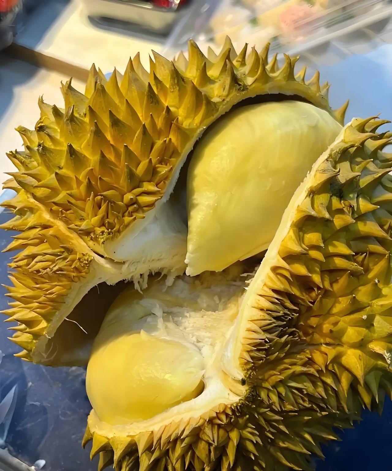 昨天买了个榴莲，花了125块钱。付钱的时候好心疼，但是吃的时候感觉好满足。女人就