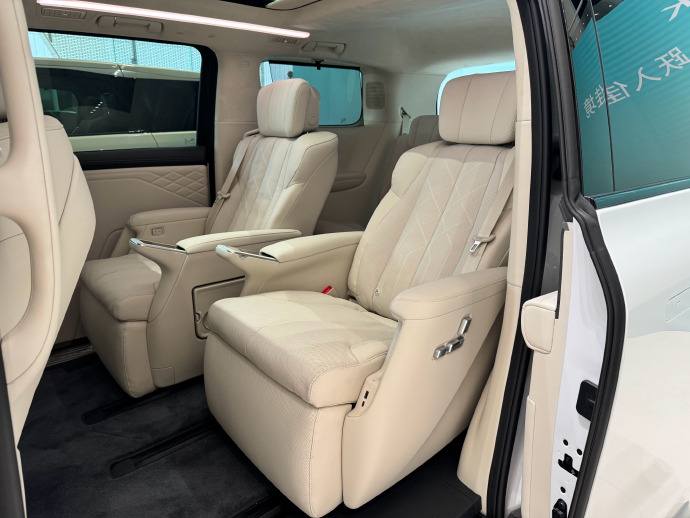 别克至境世家封闭前脸+焕新大灯，白色款家用感拉满，真皮座椅带通风加热按摩，舒适直
