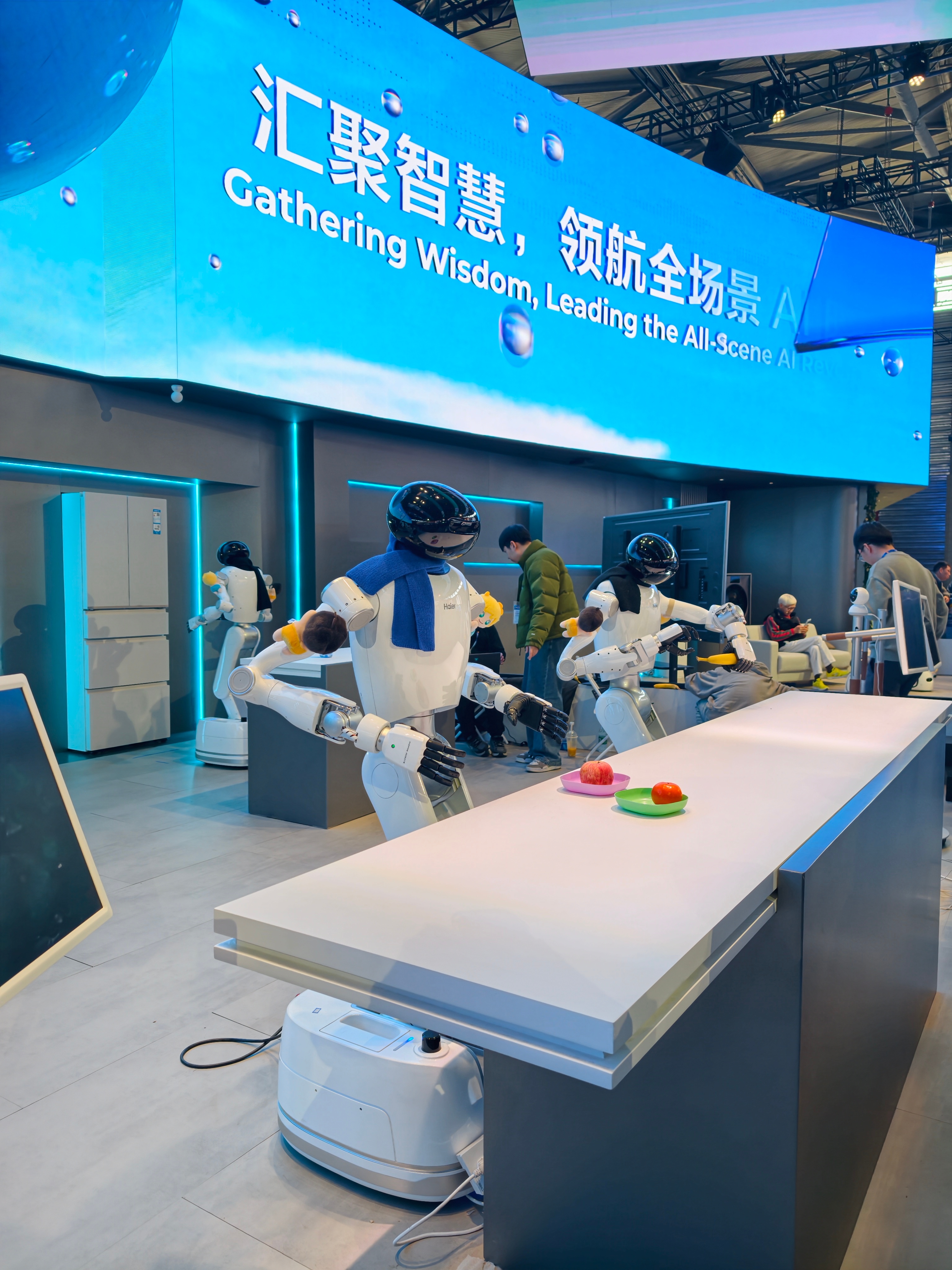 #awe2026# 在上海2026 AWE现场，海尔已经在研究通过机器人如何做家