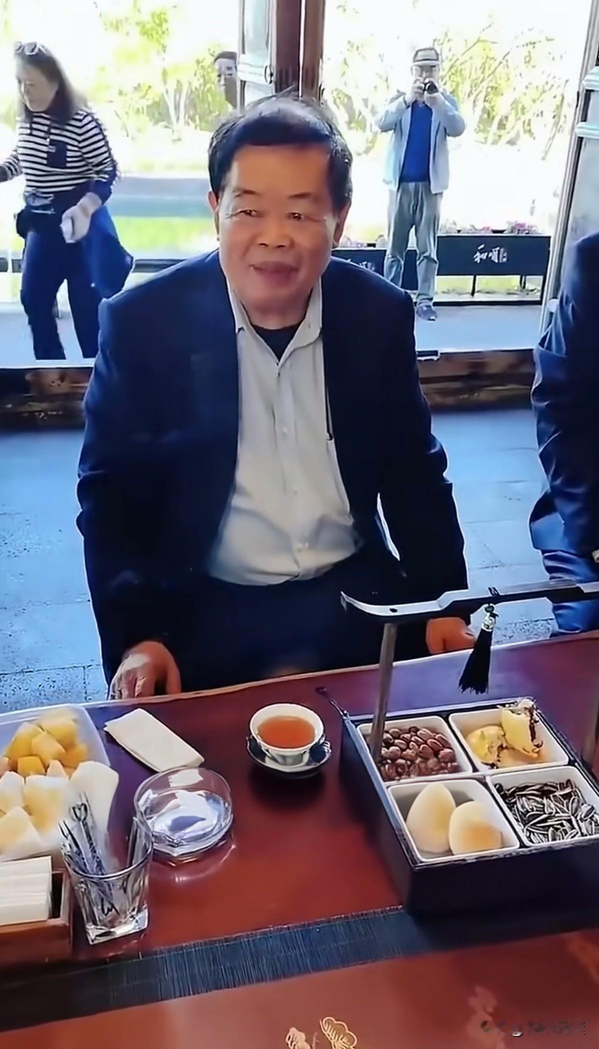 真正的农民企业家曹德旺先生，
从小也是苦出身。
如今也是保持低调接地气的一贯作风