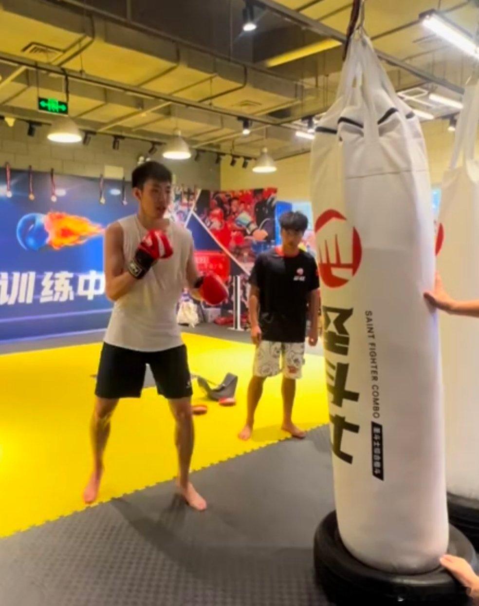 为提升身体对抗能力，国家队后卫廖三宁近日回到家乡广西，专门进行了综合格斗训练[加