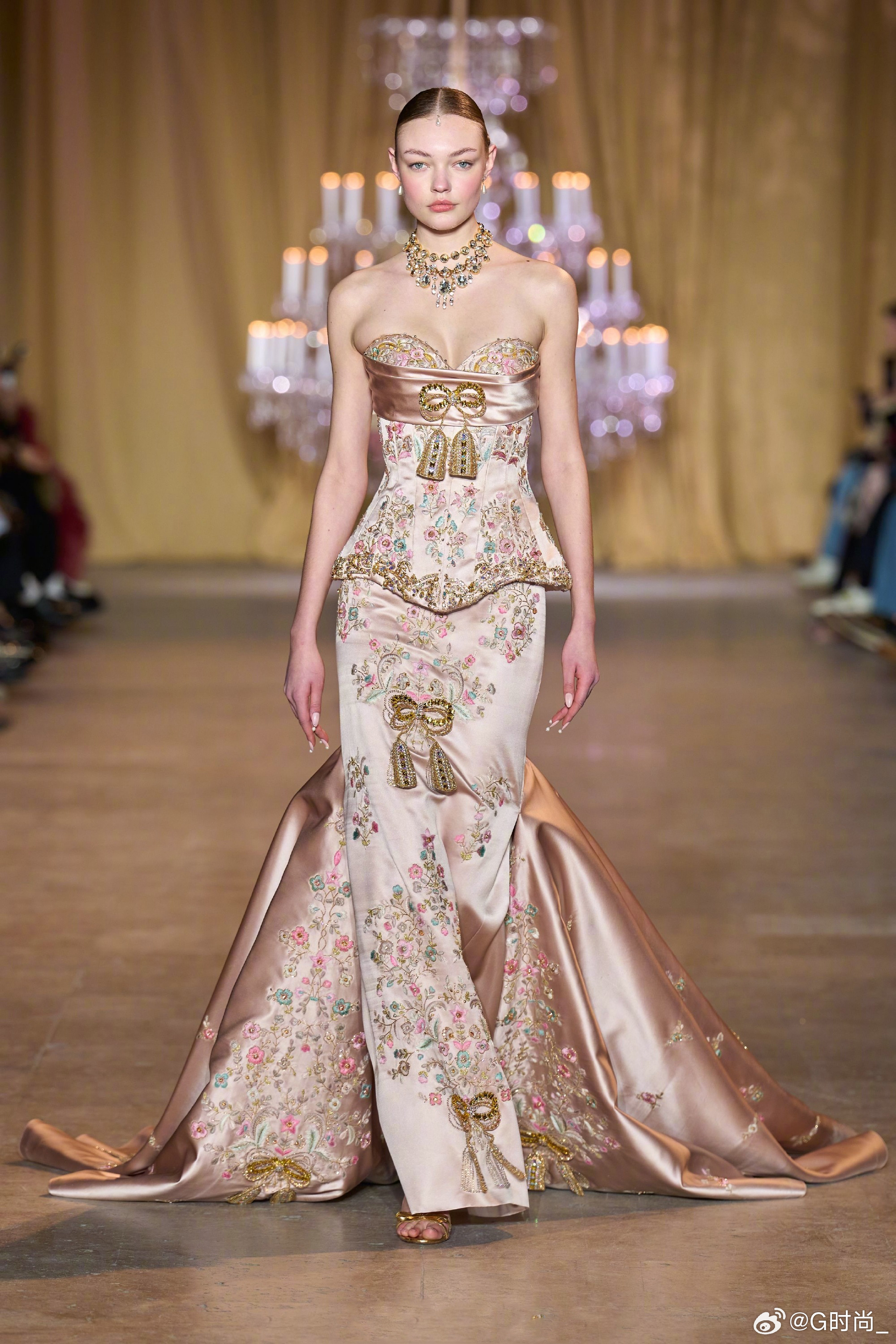 杨紫今日白玉兰奖红毯战袍来自Zuhair Murad 2026春夏高定系列，是条