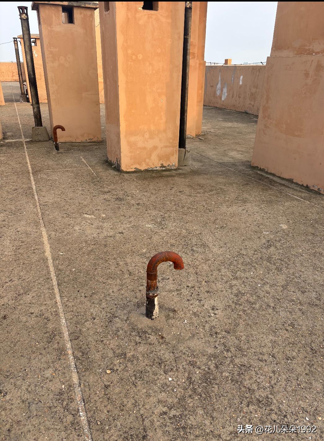 急求，楼顶的这个管子是做什么用的？
想问下大家，高层楼顶的这个是做什么用的呢？我