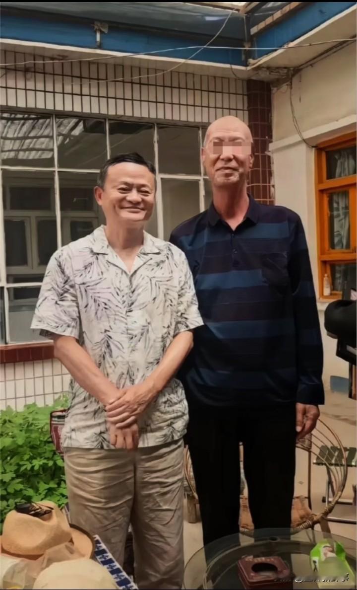 马云裤子上的褶子咋这么多啊……
马云最近出现在甘肃，和村民合影。
关注点居然在裤