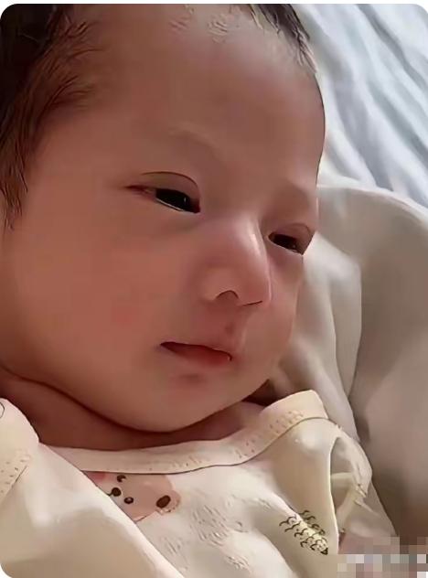 汪小菲的三胎儿子“汪宝儿”近照，小家伙长的还挺俊的，额头饱满，大眼睛，高鼻梁，双