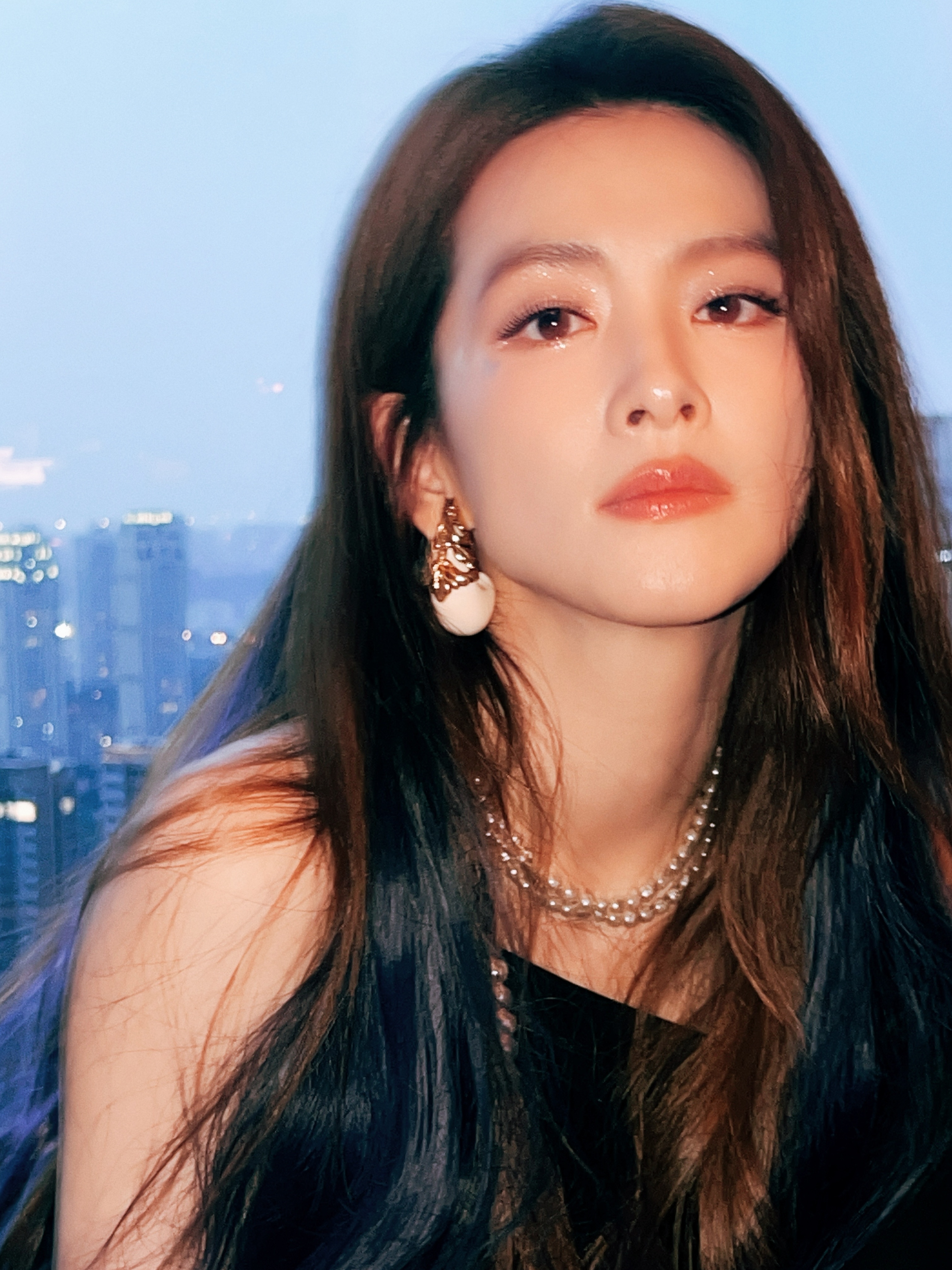 好喜欢陈昊宇这场妆造，蓝色发尾好魅，超有氛围感啊💙ⓒlogo ​​​