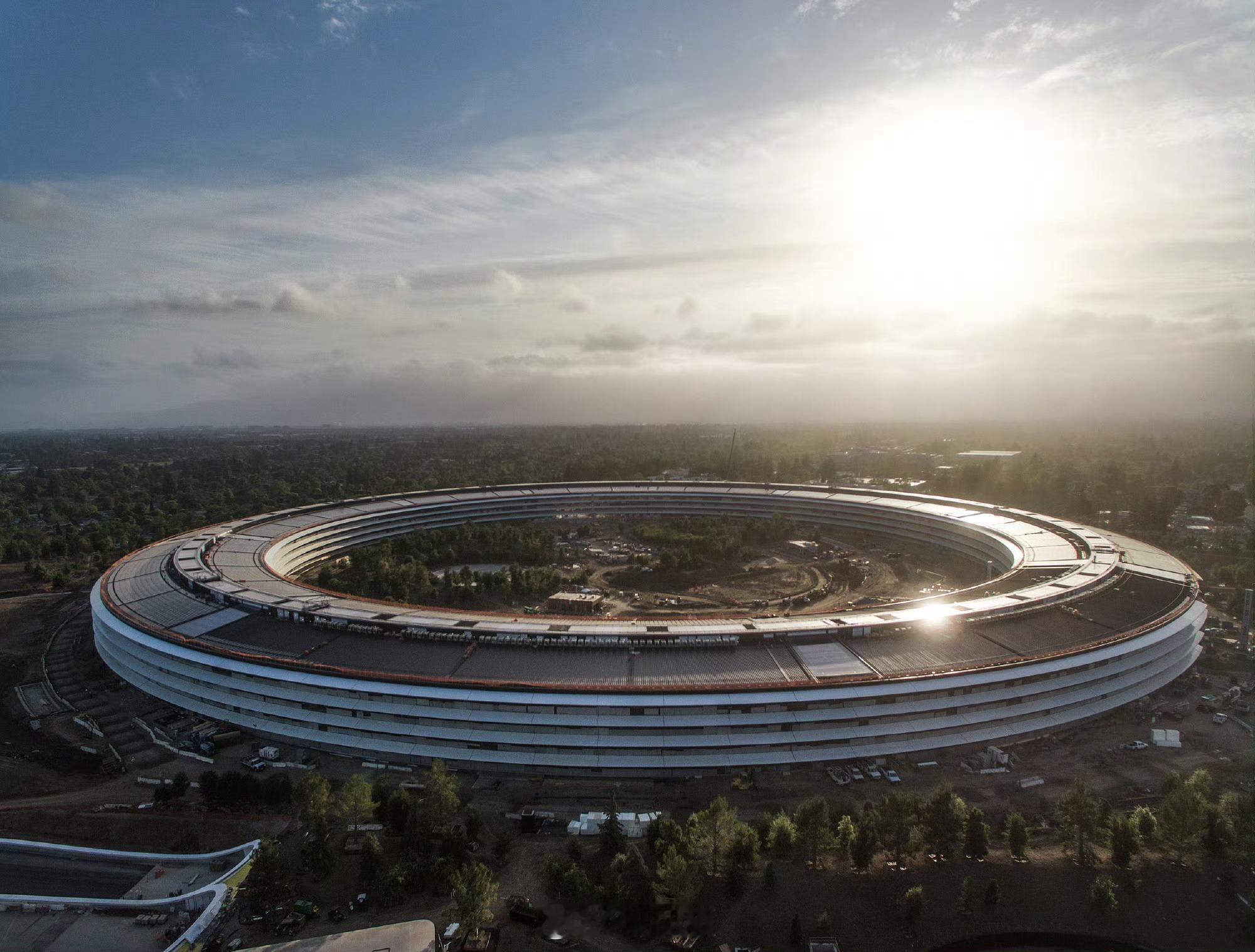 苹果顶级设计师投奔Meta 液态玻璃设计者组团投奔，是苹果设计基因的流失，更是M