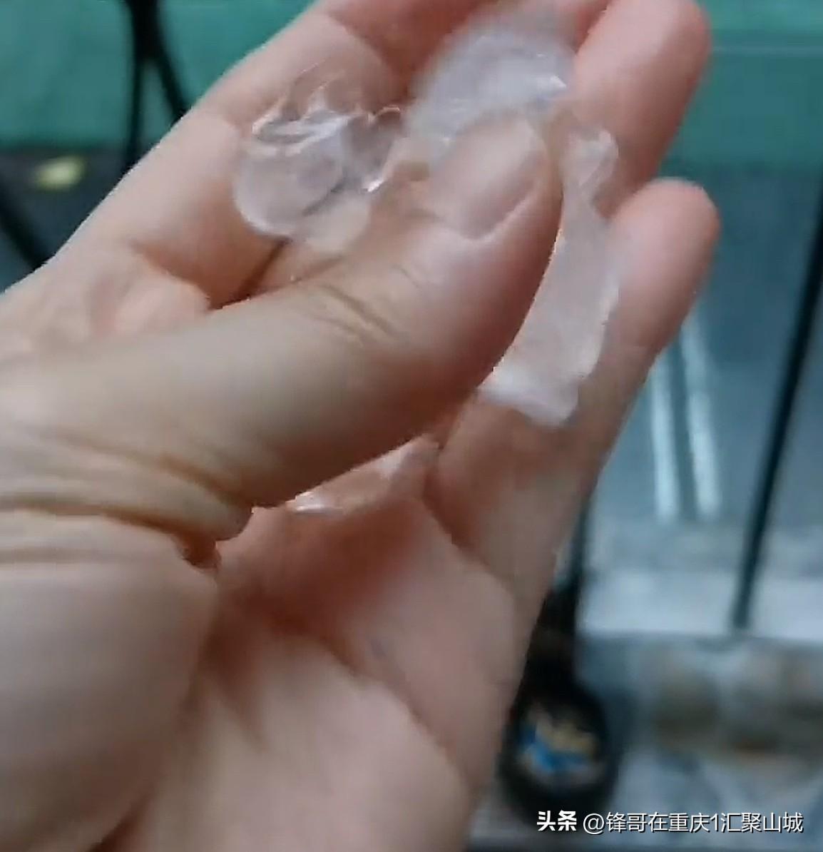突发！渝北刚刚下冰雹了，满地皆是，罕见！