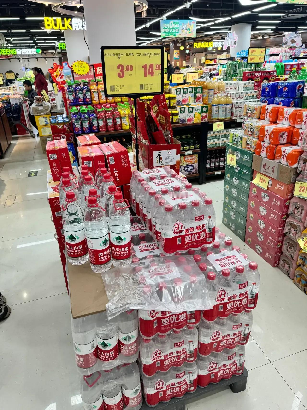 农夫山泉VS娃哈哈，危机中的龙夫山泉降价了，你会买吗？