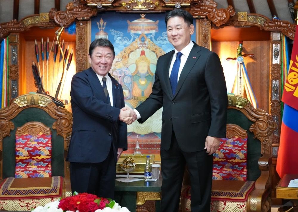 蒙古总统刚结束上合峰会，转头便高规格接见日本外相，大谈“自由开放的印太”。
 