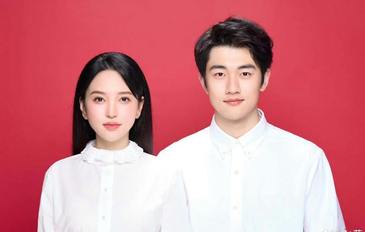 从2022年公开恋情，
到冰岛浪漫求婚，
再到如今晒证官宣，
这段不被看好的姐弟