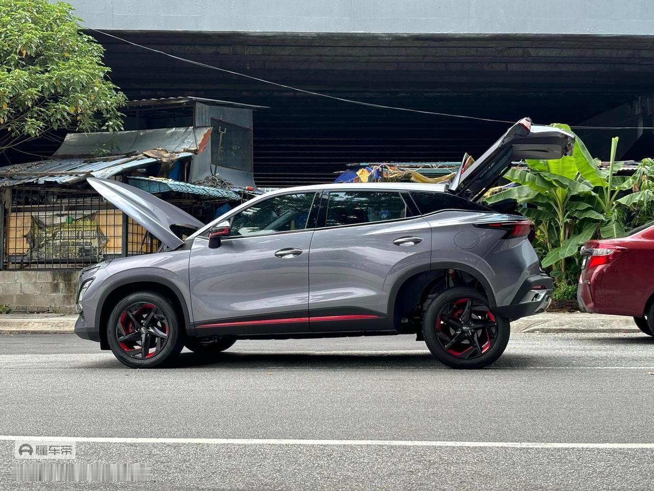 奇瑞风云T9定位中大型混动SUV，采用全新的风云系列设计语言，轴距为2770毫米