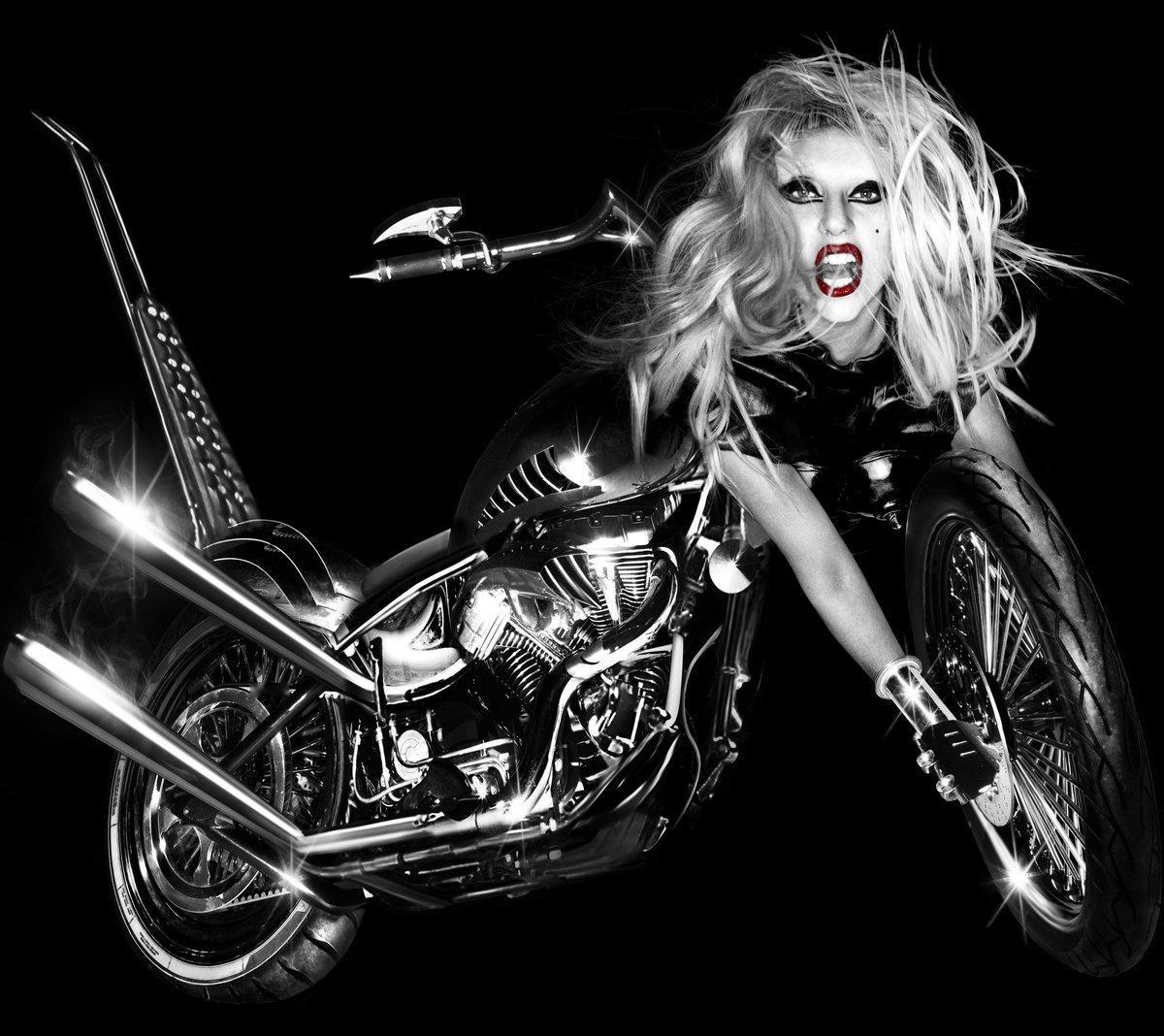 “Lady Gaga 是无所不在的流行音乐的最后一声叹息。”为骄傲月，知名 St