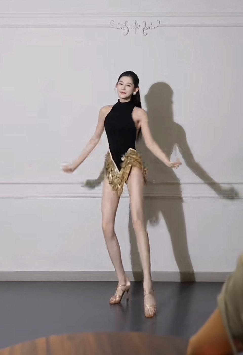 这位女士在跳舞，姿势优美。