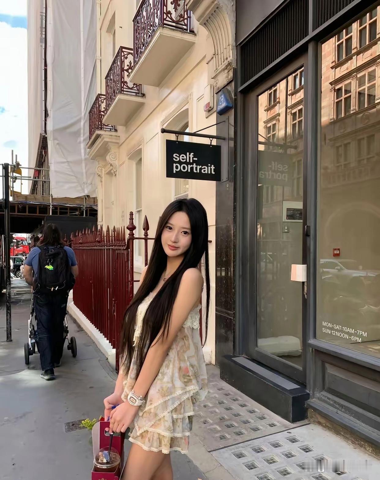 英国偶遇辛巴大女儿，佩戴理查德米勒气场十足，吸引路人围观！