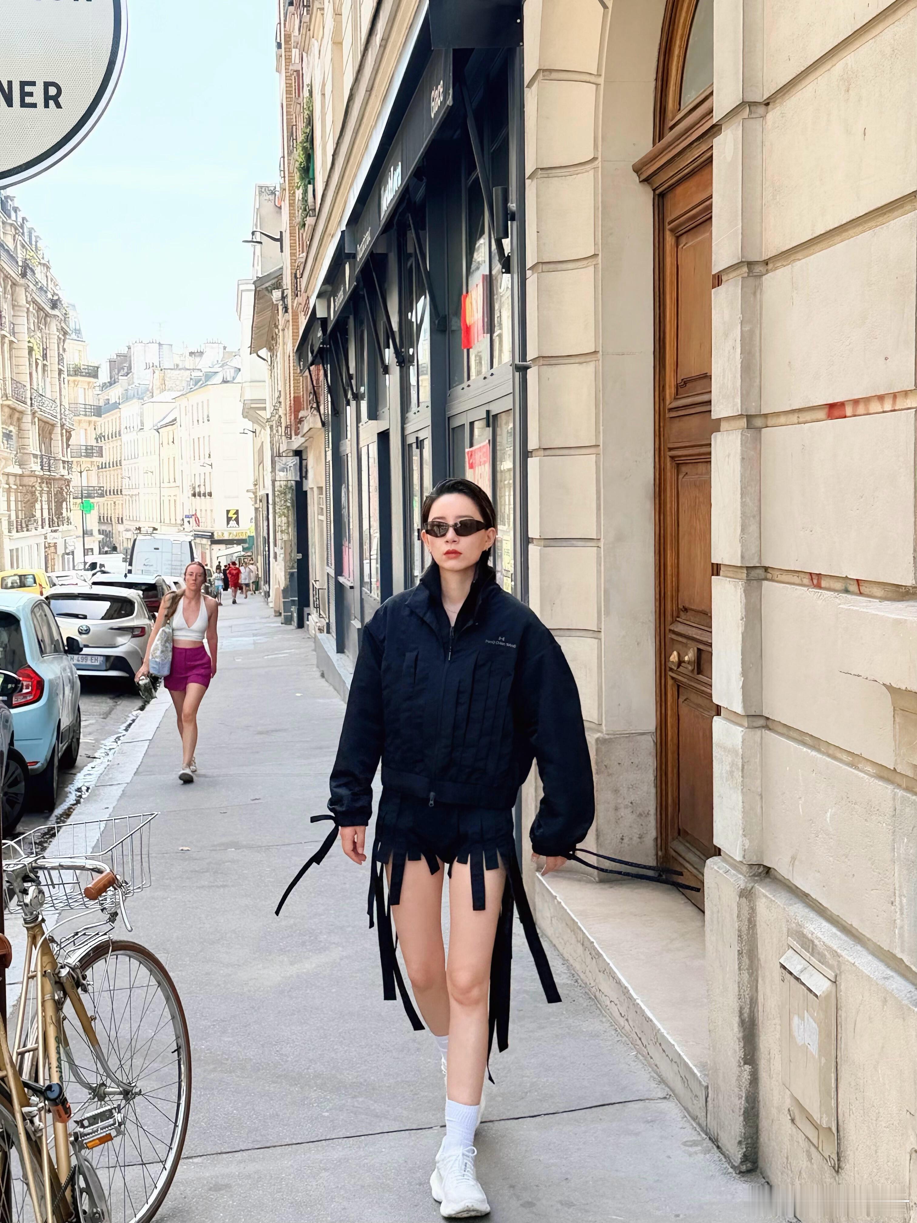 巴黎街头偶遇李斯丹妮 谁的运气这么绝！网友巴黎街头偶遇李斯丹妮，漫步法式街头松弛