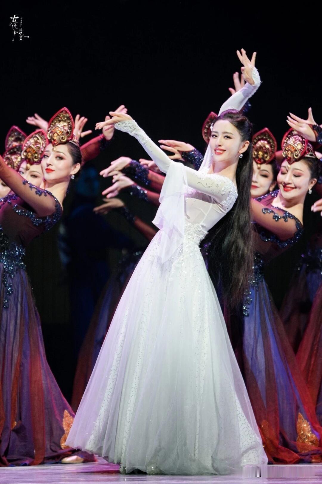 佟丽娅我喜欢的新疆女演员，漂亮大气，知性懂人情世故，把儿子培养好了，事业也有了，