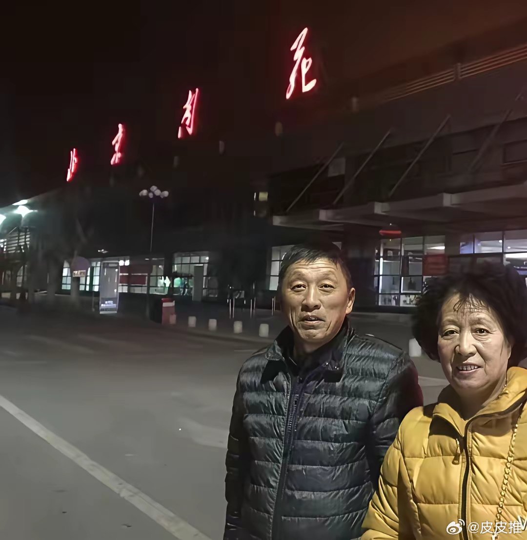 张雪峰追悼会现场网友评论：看到张雪峰老师和父母的合影，感受到原来——饱满的热情，