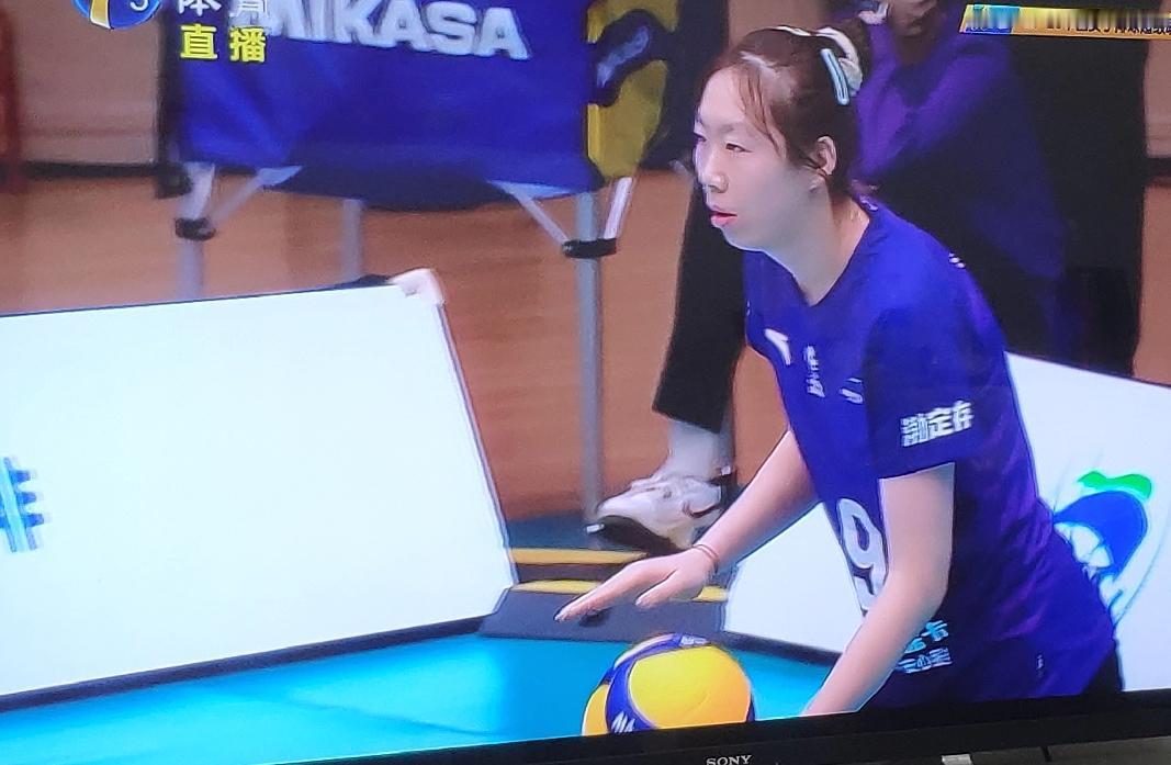 夏思佳首发阵容上场比赛！北京女排逆转拿下25-20第一局比赛。

天津女排第一局