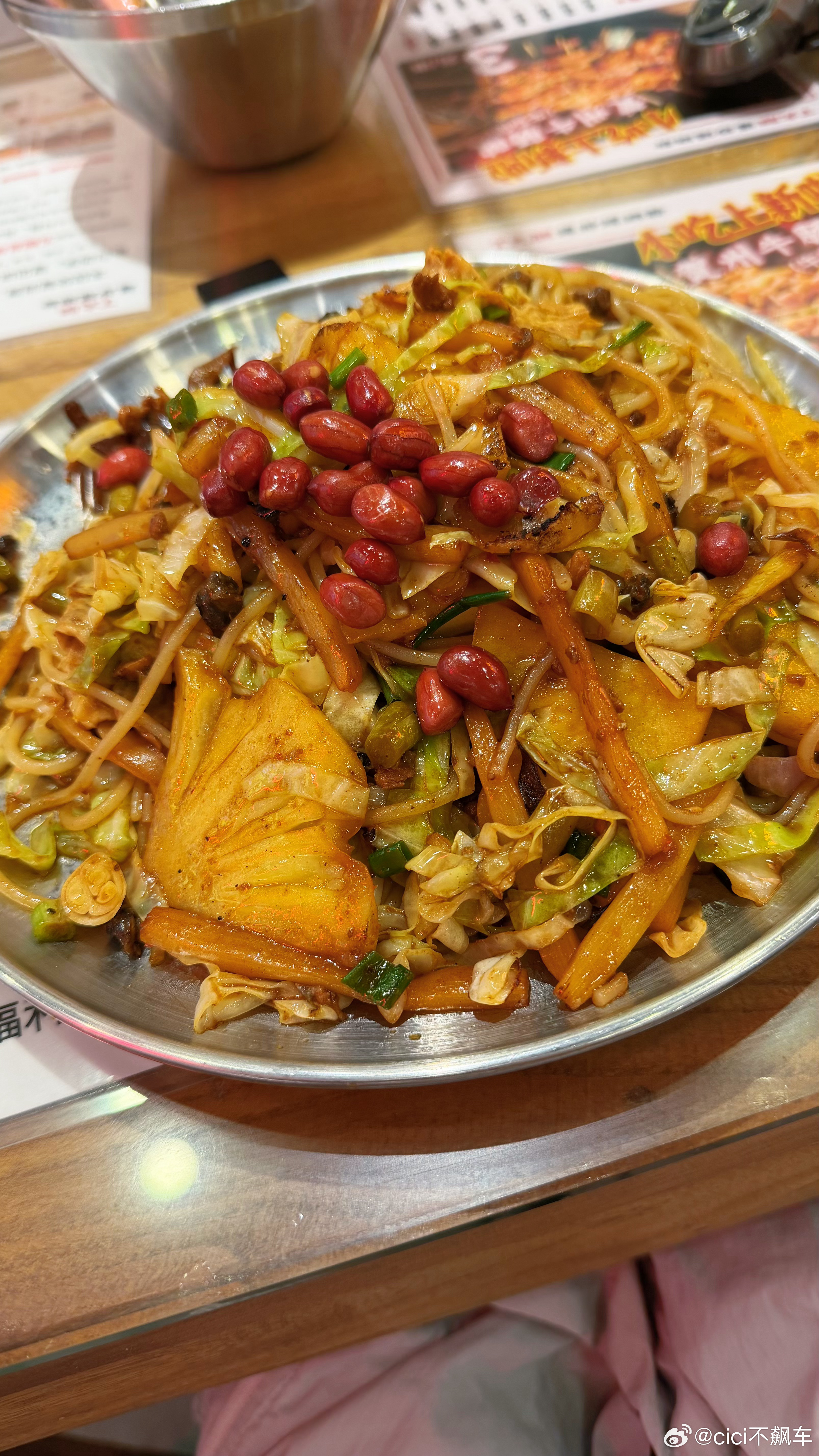 菠萝炒螺蛳粉～～很颠很好吃 