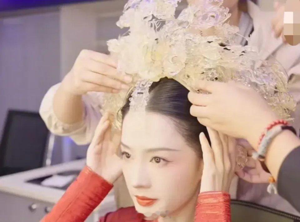 李沁《庆余年》头冠造型被吐槽像麦芽糖～剧里李沁饰演的林婉儿顶着个“麦芽糖”头饰跟