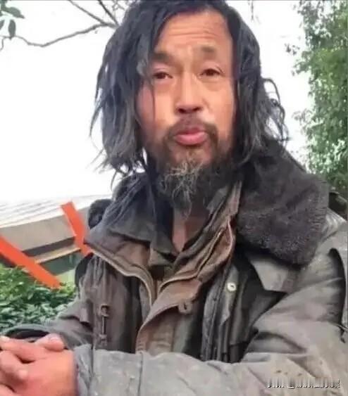 沈巍：
世人皆笑我蓬头垢面，
执迷捡拾破烂为生，
我却笑世人执迷于金玉其外，
被