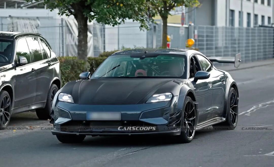日前，外媒曝光了一组新款 保时捷Taycan Turbo GT的谍照，新车是基于