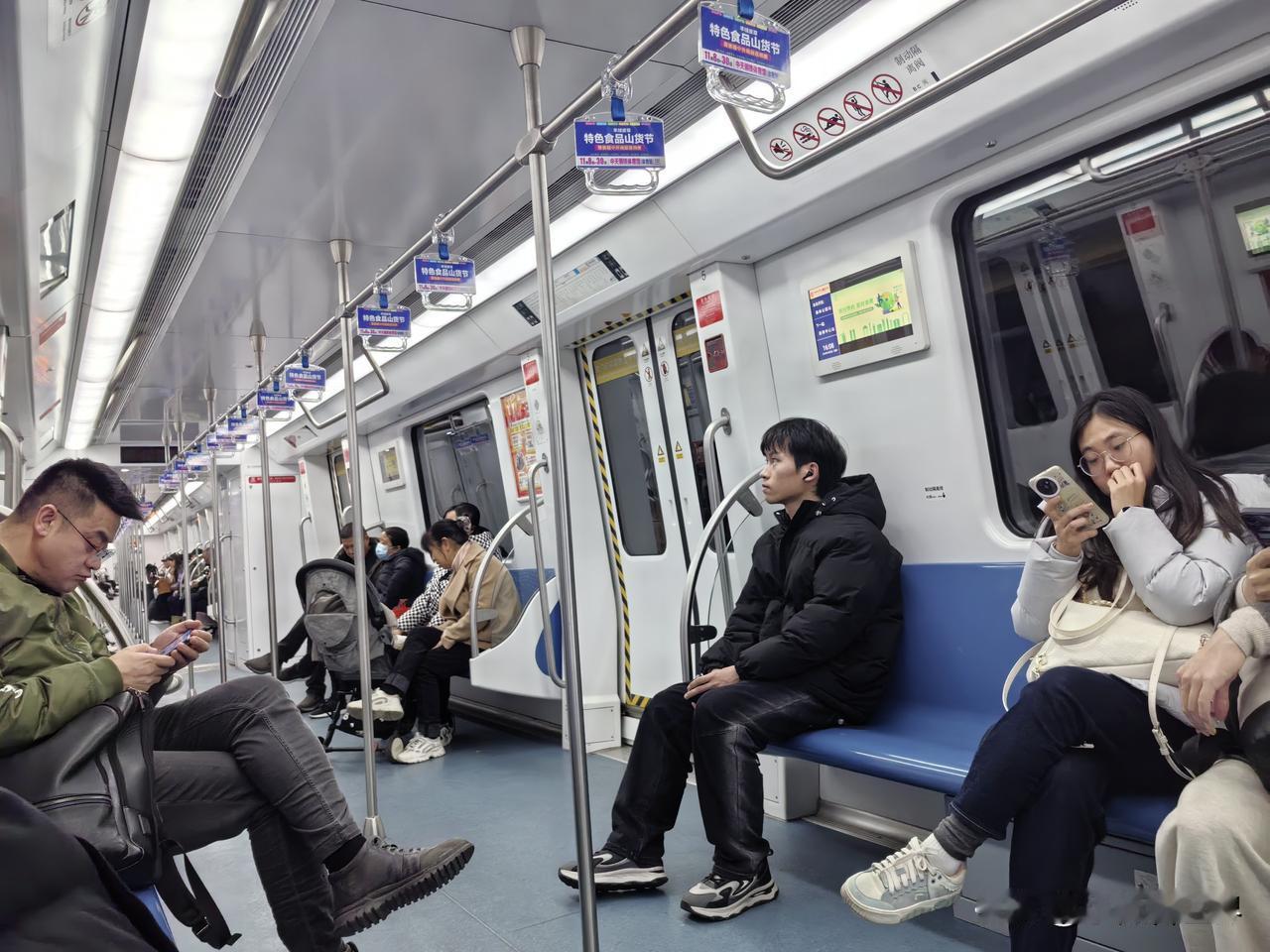 坐地铁回城里，发现一个奇怪的现象，无论男女老少，穿运动鞋的比比皆是，却很少有人再