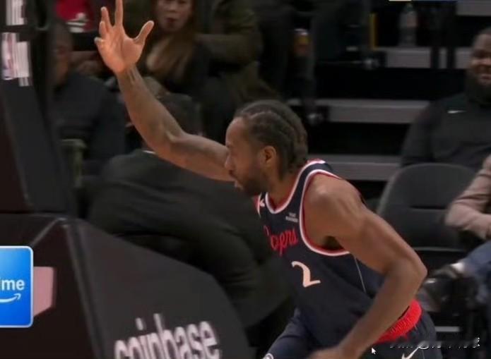 伦纳德真没哨啊！

第四节9分31秒，伦纳德在底角三分球附近接球，突破进入篮下后