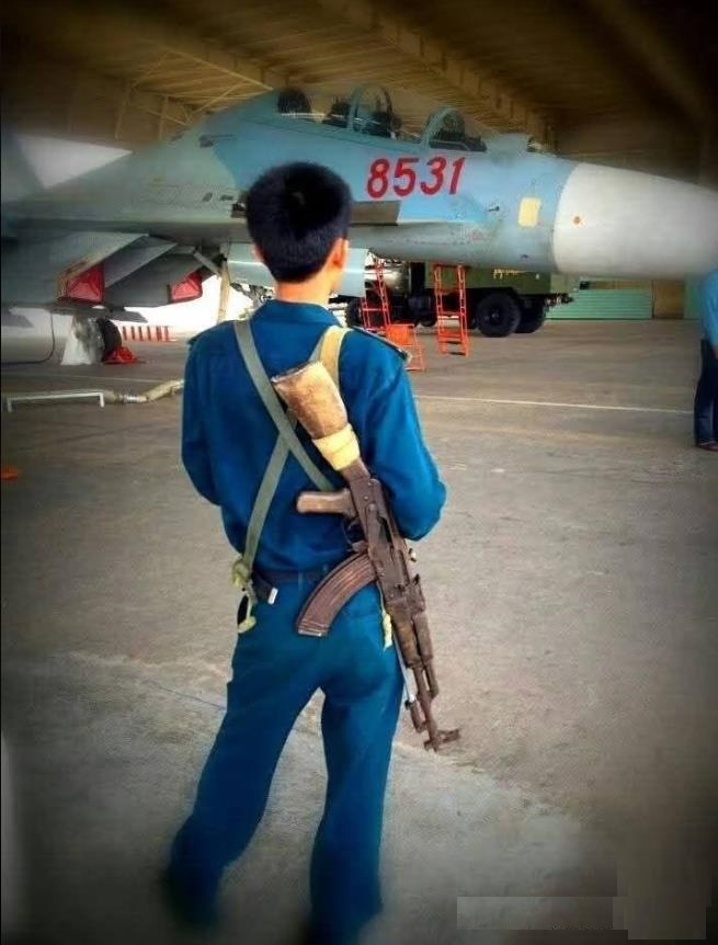 越南苏-30MK2战斗机的警卫，可以看出这位的武器的保养状态是？虽然机场警卫部队