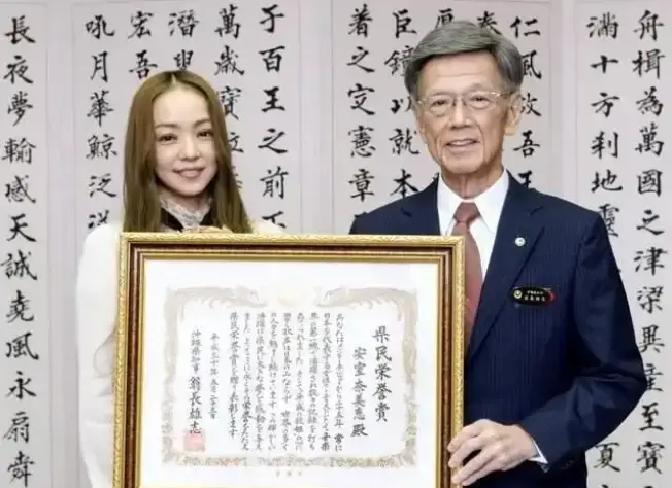 演唱会最后一曲落下帷幕，无数现场观众热泪盈眶。镜头给到安室奈美惠，她面对万国津梁