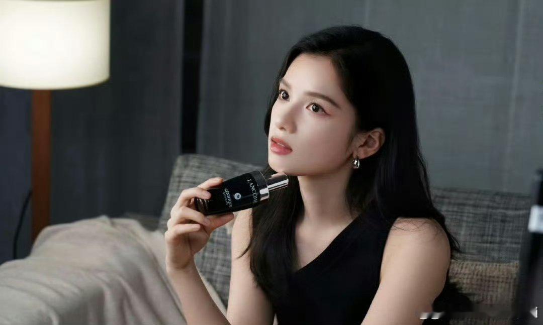 张凌赫张婧仪兰蔻花絮照跪求二人合作现偶，太配了 