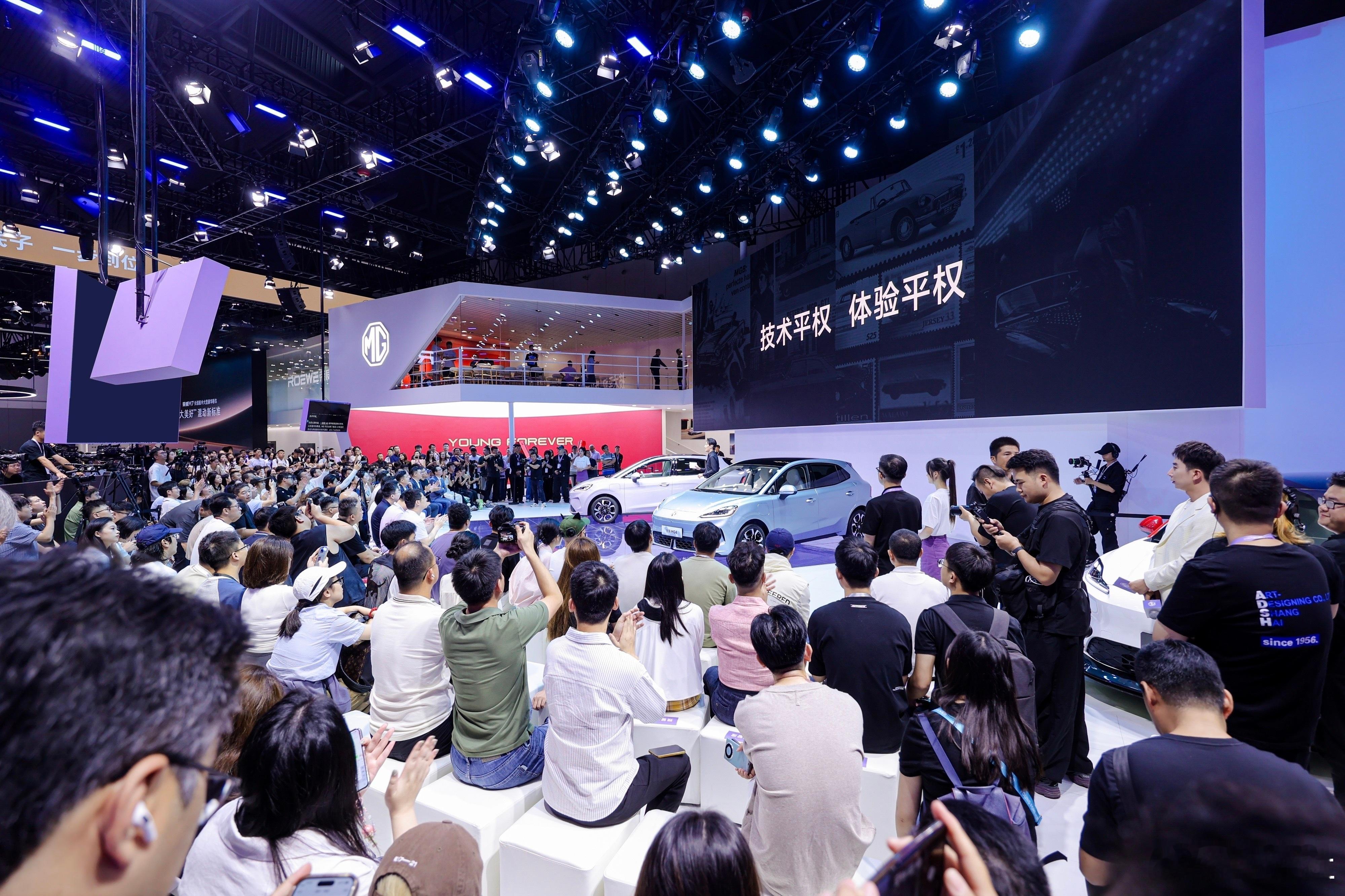 MG4定价6.58万车展杀疯MG4在成都车展以6.58万起售价上市，直接杀疯！它