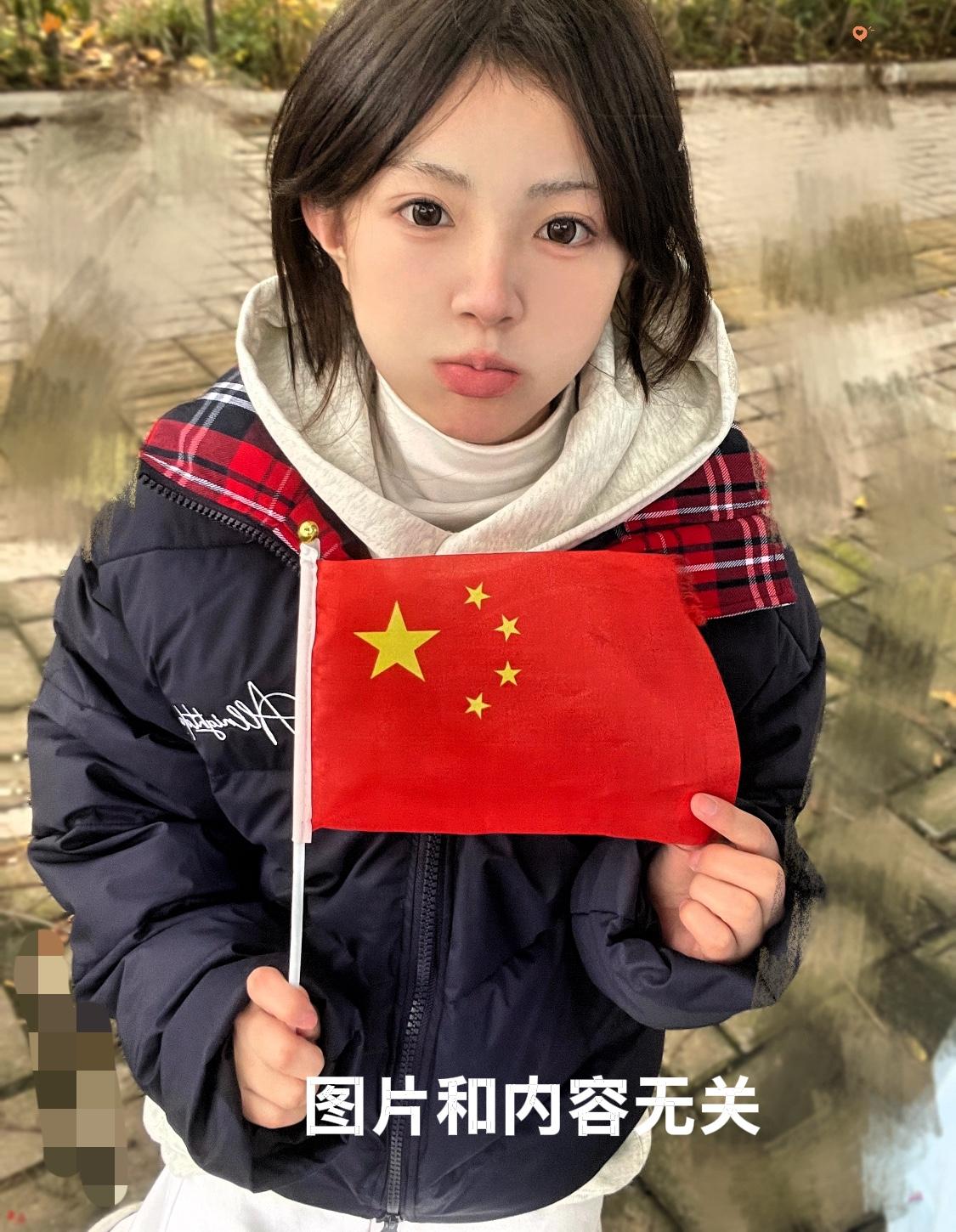 湖北，一个小女孩放学过马路回家时，发现路中间有一面国旗，她毫不犹豫，不顾个人安危