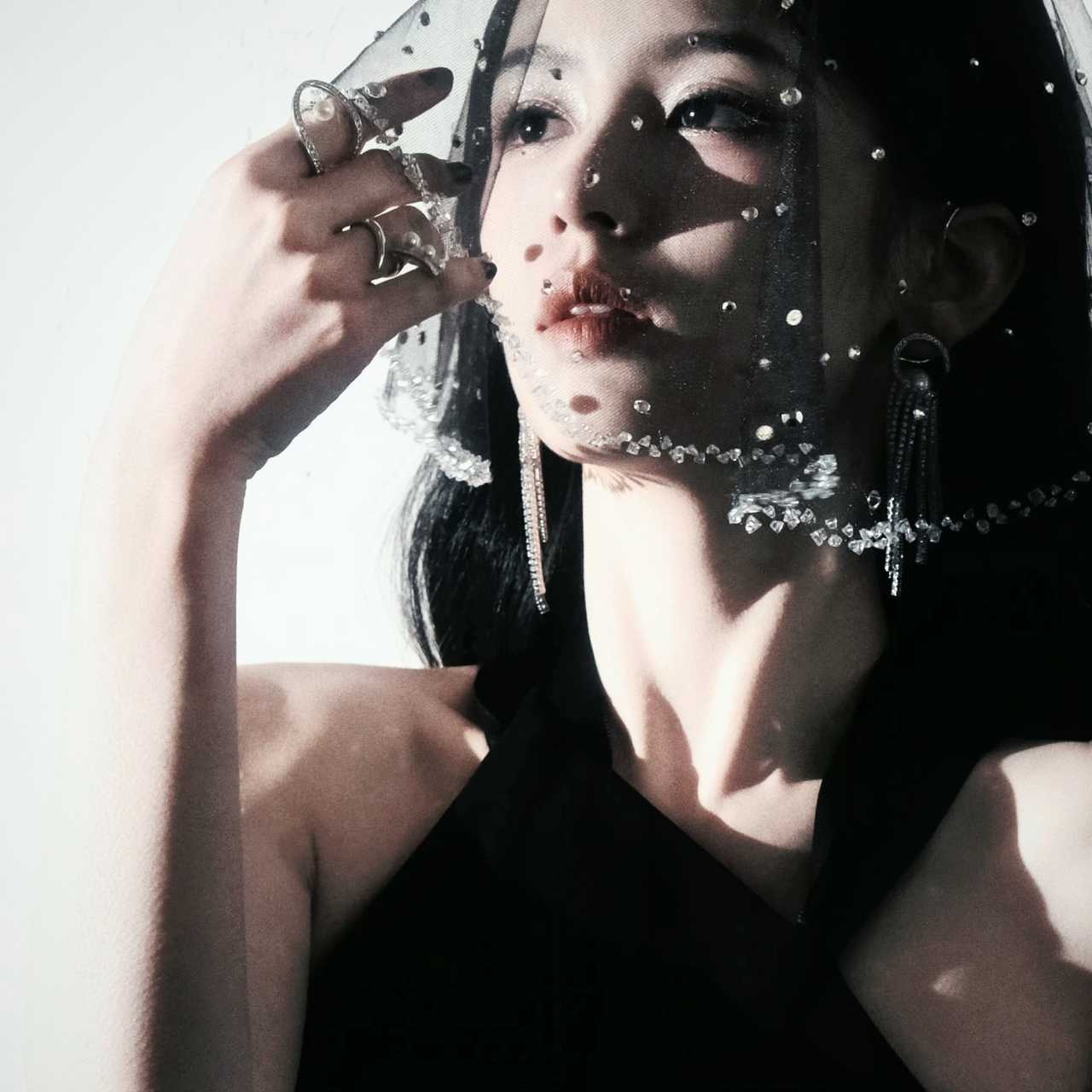 夏日演值爆表 投稿：周也 美到极致就会有一种👻感 