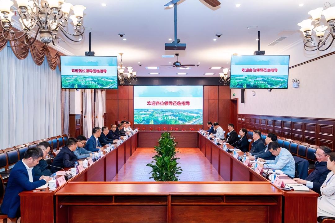 4月27日，中国矿业大学党委书记赵宏伟、校长张吉雄带队赴华中科技大学调研交流，学