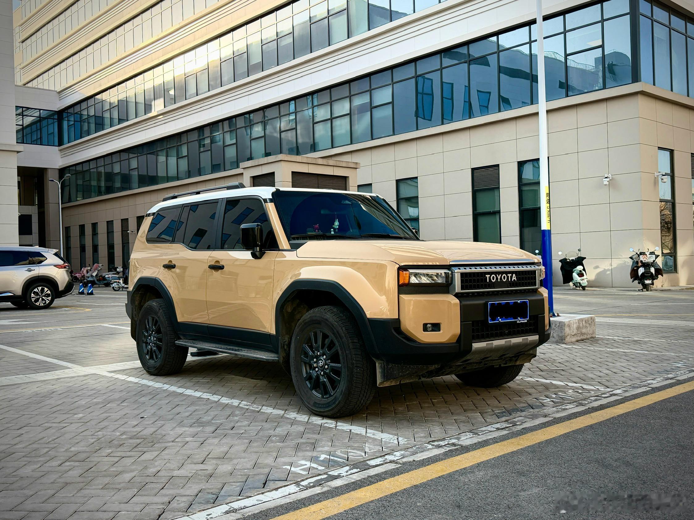 新霸道，看着秀气多了，而且有种赛博复古的感觉，在北京的冬天，这种气质还有点忧郁。