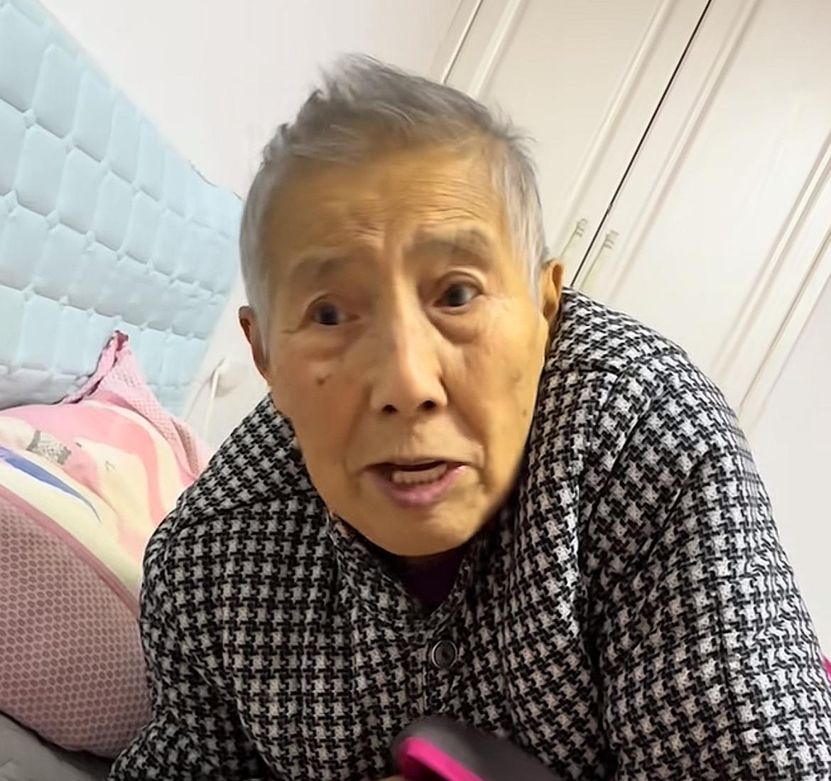 辽宁网红奶奶“曹奶奶爱唠嗑”去世，享寿94岁
患阿尔兹海默症，儿媳妇贴心照顾，和