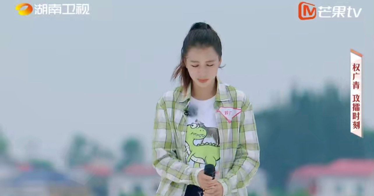 #恐龙抗狼原唱对忐忑下手了# 作为爆火歌曲《恐龙抗狼》的原唱，云南花儿权广青这次